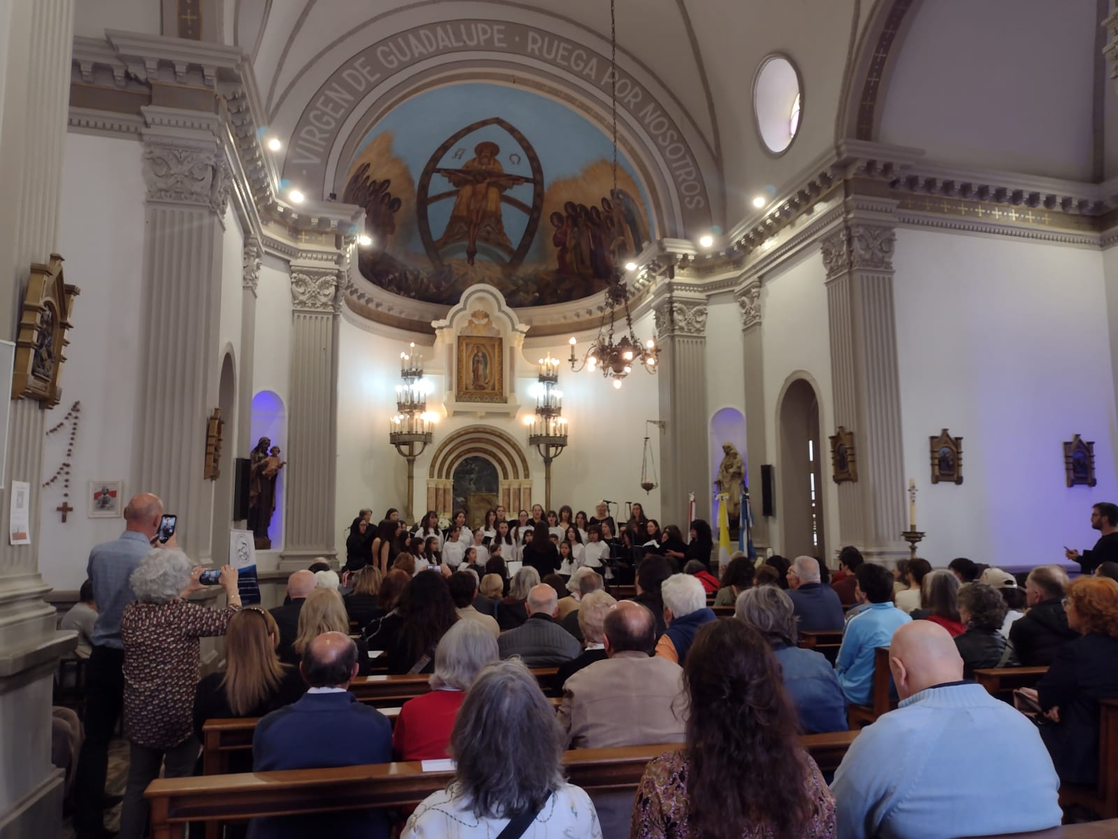 Multitudinario Encuentro Coral en la Iglesia de Mansilla